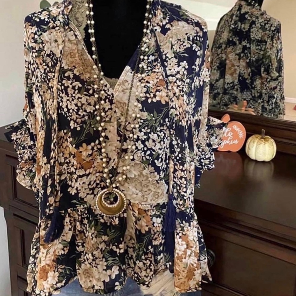 Beautiful Umgee Navy floral top. Large NWOT